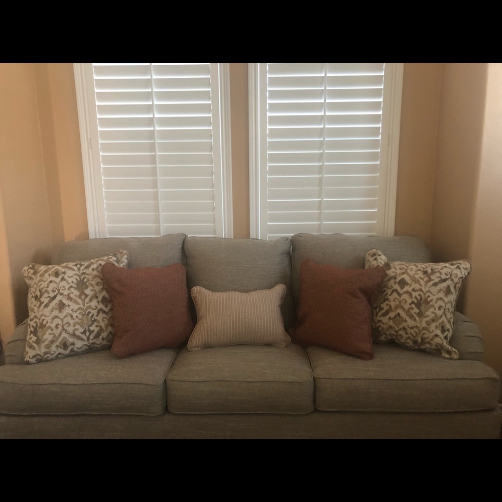 Beautiful Brand New Never Used Pillows (6)